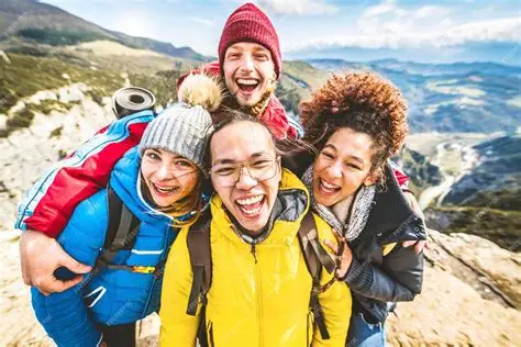Grupo de jóvenes en ruta por la montaña