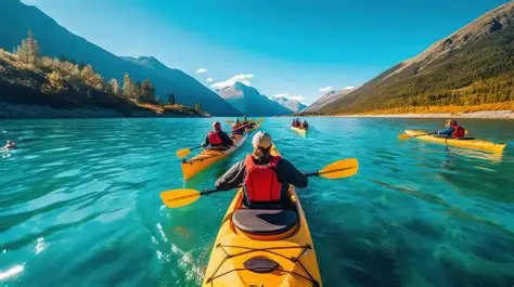 Grupo de jóvenes en kayaks en un lago de montaña